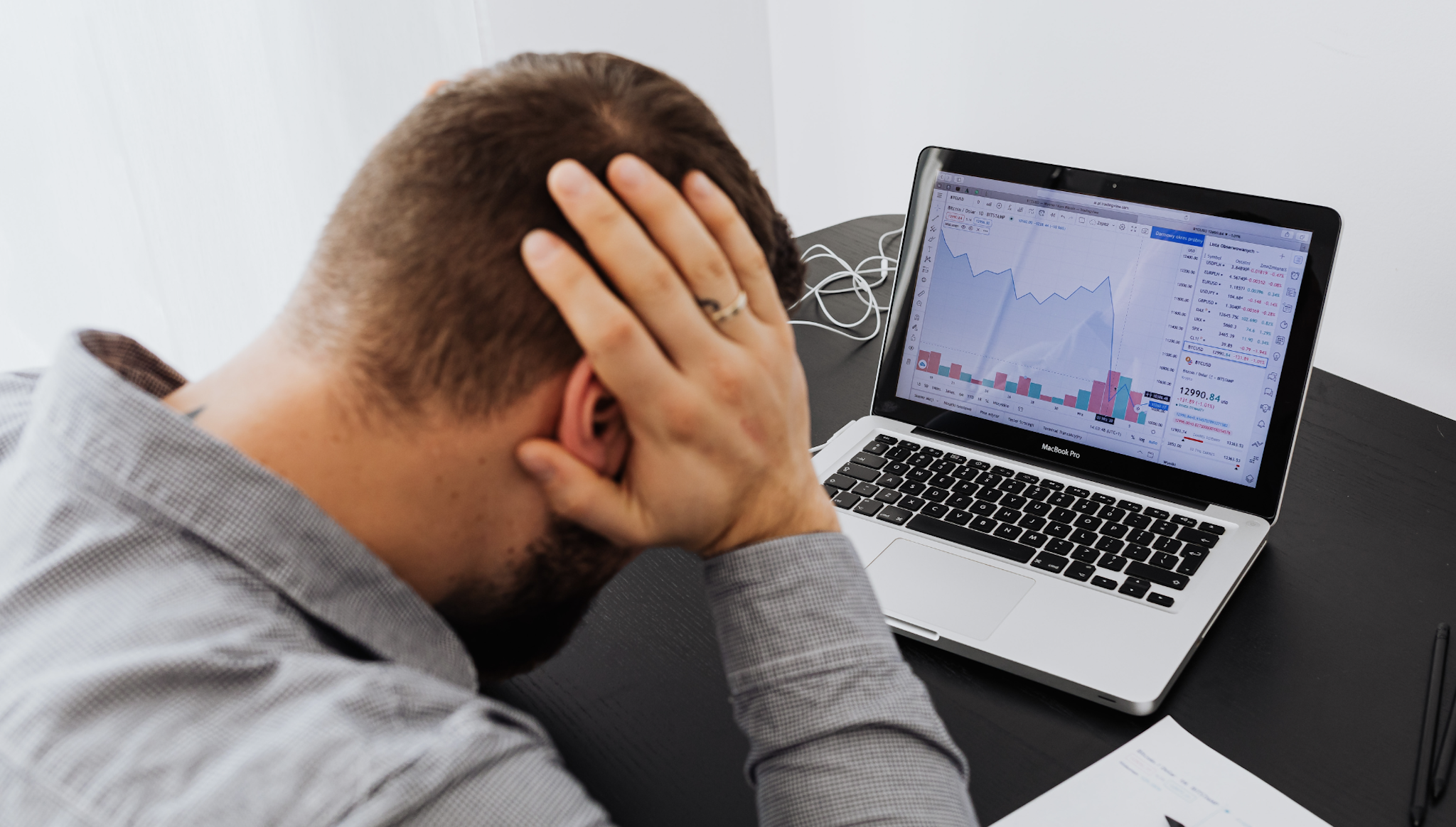 Trader gestionando el control emocional frente a una caída del mercado en su plataforma de trading fondeado.